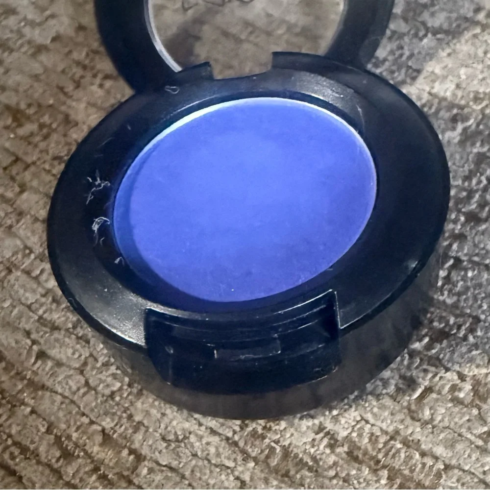 MAC Cosmetics preowned item